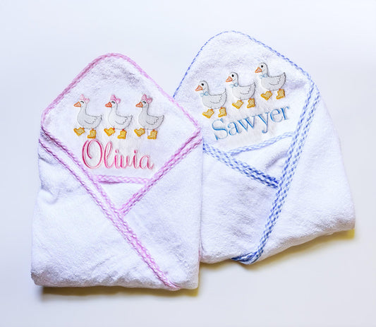 Personalized Goose Baby Hooded Towel – Custom Embroidered Bath Towel with Gingham Trim