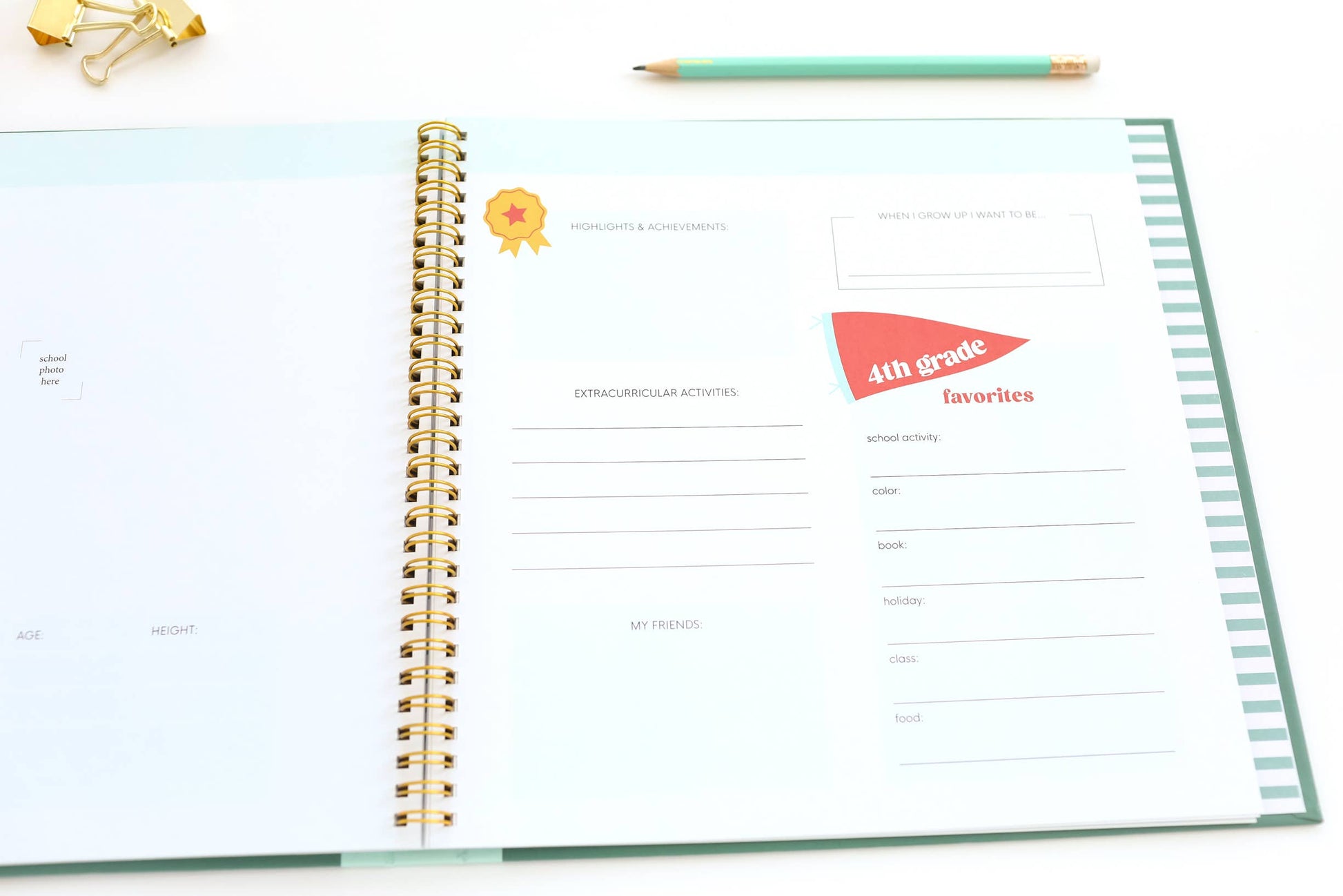 The School Years Memory Book: A Timeless School Memory Book - Savannah Creations