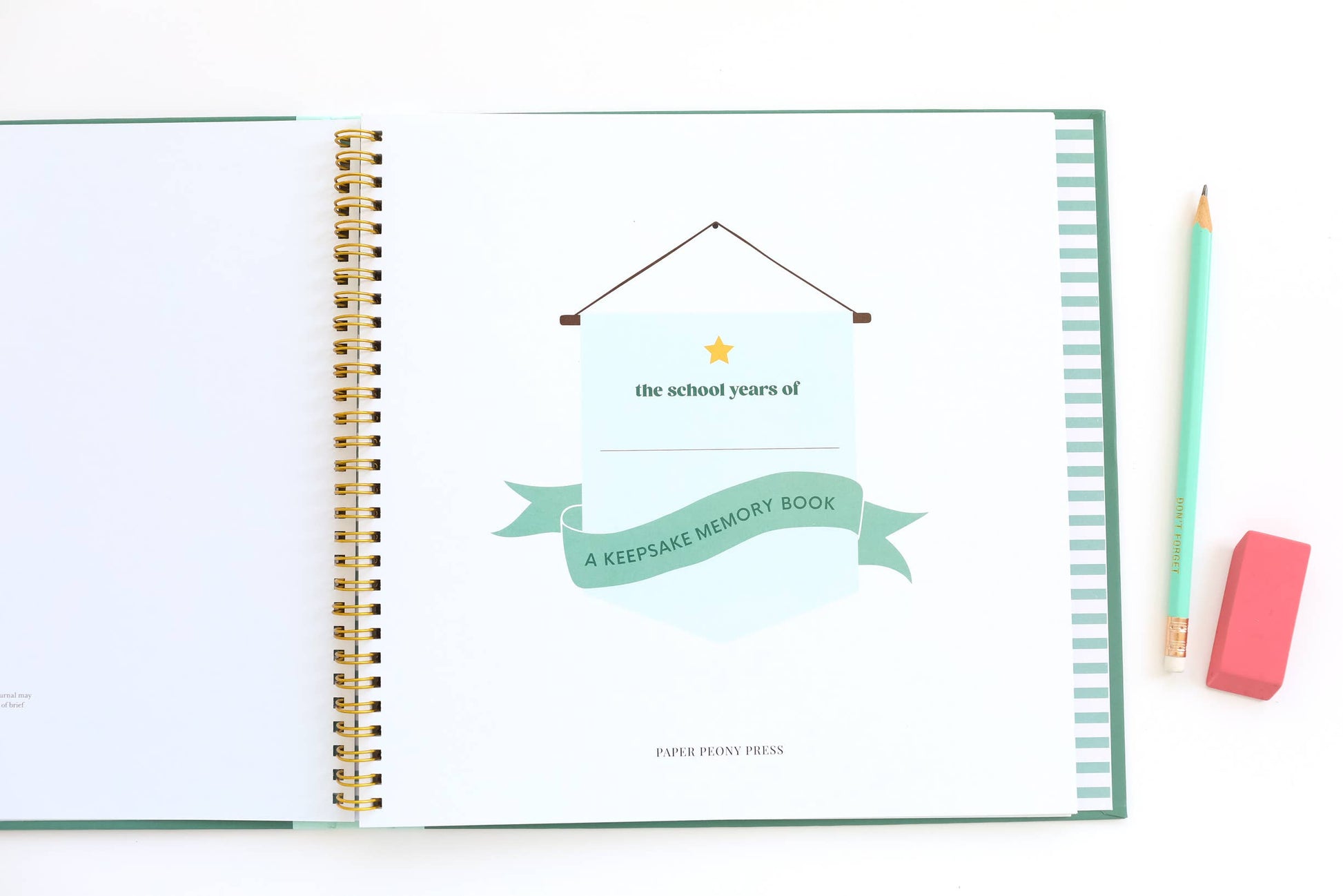 The School Years Memory Book: A Timeless School Memory Book - Savannah Creations